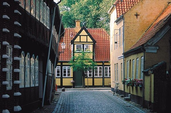 Viajar a Dinamarca y hacer un alto en la calle de Ribe, en Jutlandia Occidental.