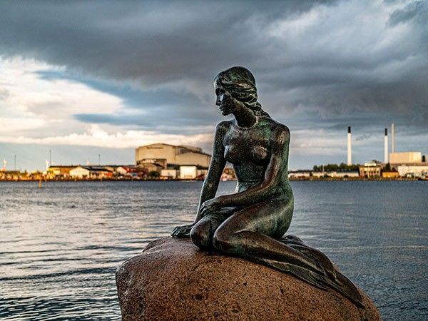 La Sirenita, icono de la ciudad de Copenhague y de la obra de Hans Christian Andersen.