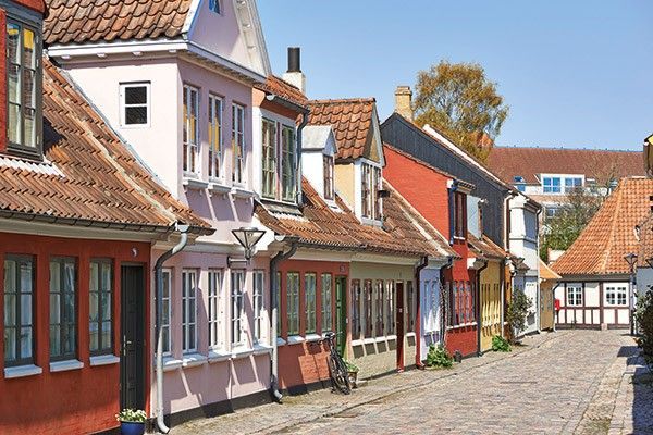 Viajar a Dinamarca y pasear por la calle de Odense.