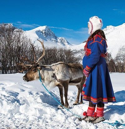 Laponia filandesa. Mujer sami con vestido tradicional. © V. Belov - Shutterstock.com