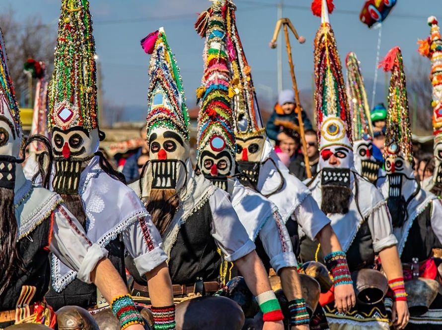 Bulgaria. Kukeri: el carnaval más antiguo del mundo. © Boyan Georgiev Georgiev-Shutterstock.com.
