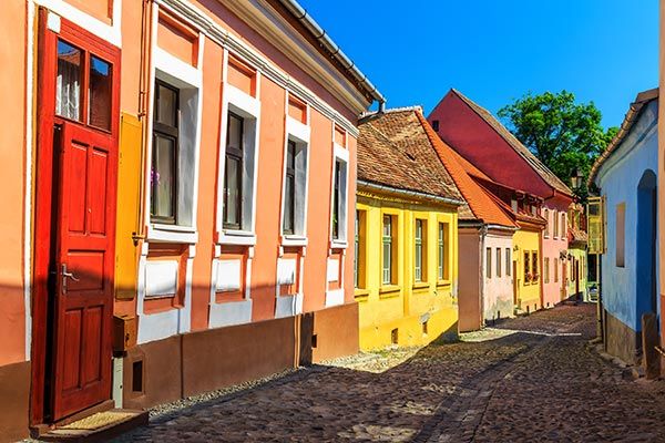 Viajar a Rumanía y pasear por la calle de Sighisoara.
