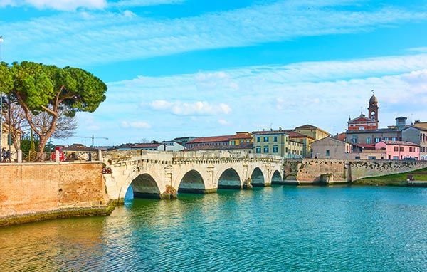 Emilia-Romaña. Rímini: puente de Tiberio.