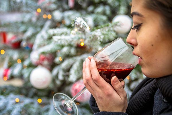 Calentando el cuerpo con un vino caliente en el mercado de Navidad de los jardines de Tivoli. Copenhague. © Jardines de Tivoli.