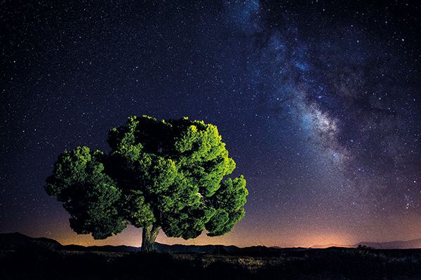 Vía Láctea sobre el Complejo Astronómico Los Coloraos, en Gorafe, Granada.