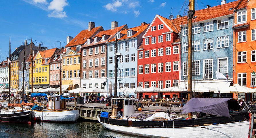 Puerto de Nyhavn, en Copenague. Viajar a Dinamarca-Copenhague. © Cinoby-iStockphoto.