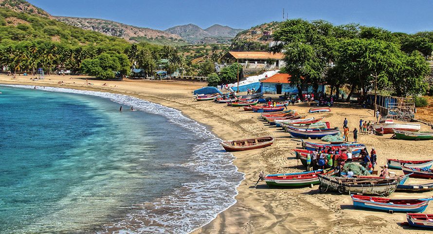 Regreso de la pesca a la playa de Tarrafal, en la isla de Santiago. Cabo Verde. © Iacob MADACI.
