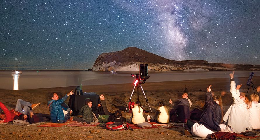 Astroturismo con la empresa Más que Monte en la sierra de Ayllón, Segovia. © Más que Monte. en la playa de Los Genoveses, en el Parque Natural del Cabo de Gata-Níjar. © Astronomía Cabo de Gata.